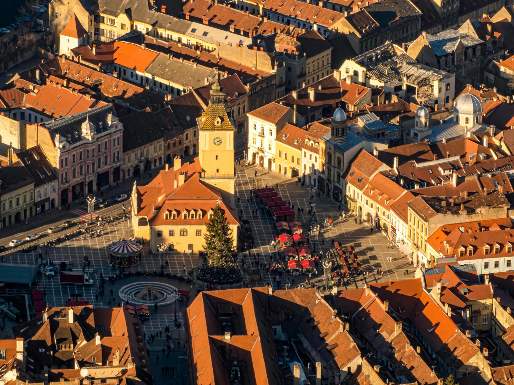 Rynek starego miasta w Kaliszu o zachodzie słońca z lotu ptaka