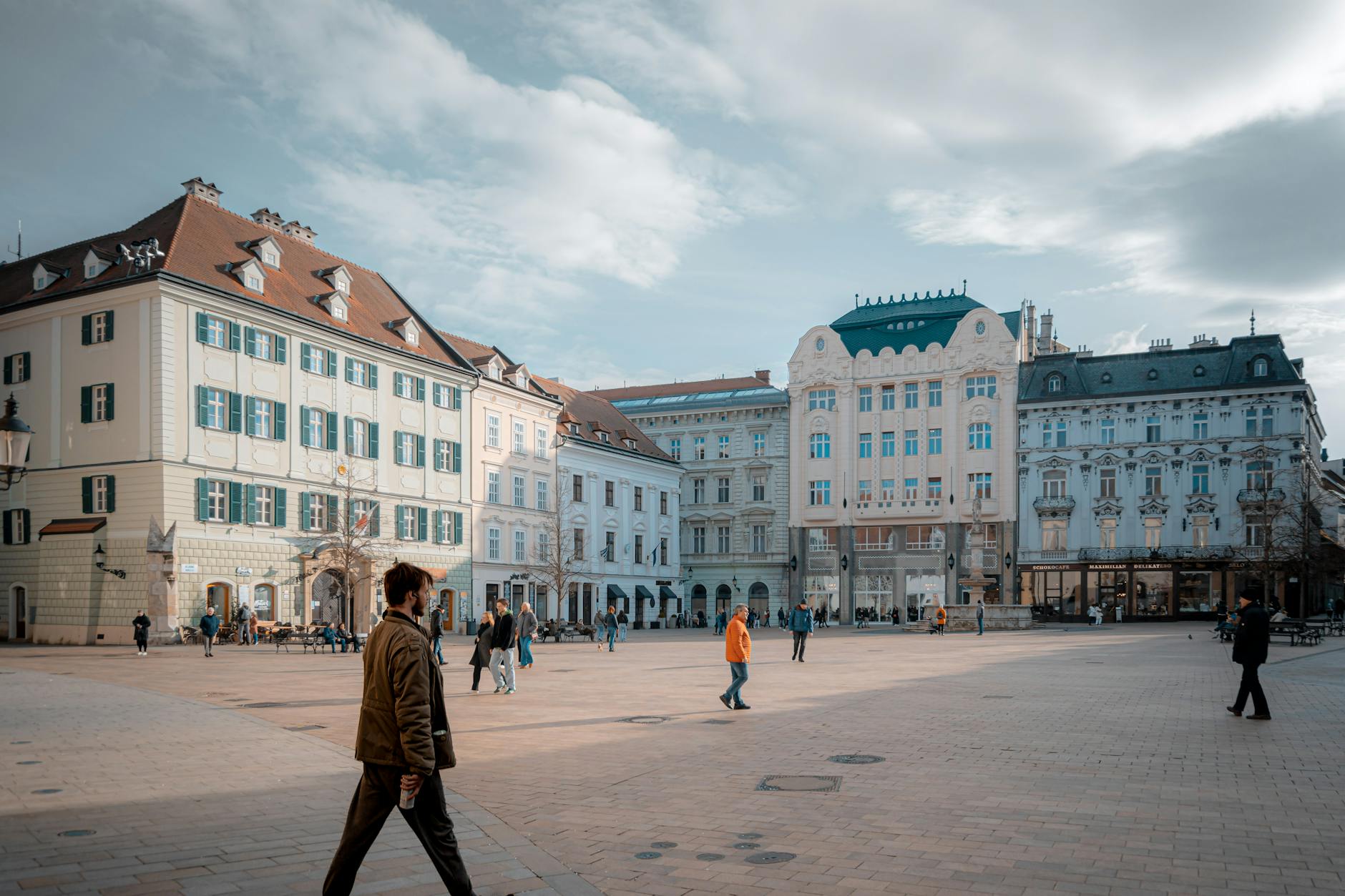 Weekend w Kaliszu: najpiękniejsze miejsca na spacer po rynku i urokliwych uliczkach Tętniący życiem rynek starego miasta z kolorowymi kamienicami