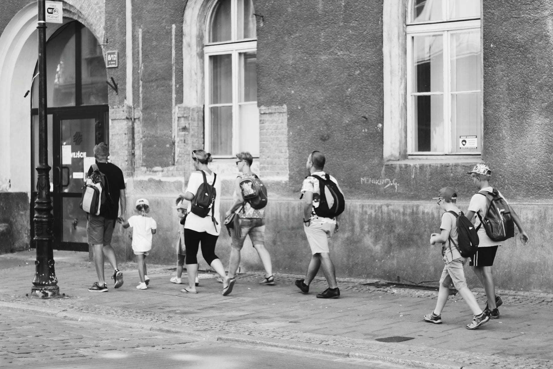 Weekend w Łodzi z dziećmi – rodzinny przewodnik po najciekawszych atrakcjach edukacyjnych Rodzina spaceruje po ulicy w centrum Łodzi podczas weekendowego wyjazdu