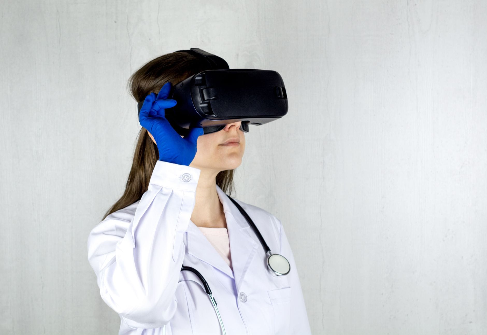 AI w służbie zdrowia: jak sztuczna inteligencja, wearables i big data zmieniają diagnostykę i leczenie Lekarz w białym kitlu testuje gogle VR w medycynie