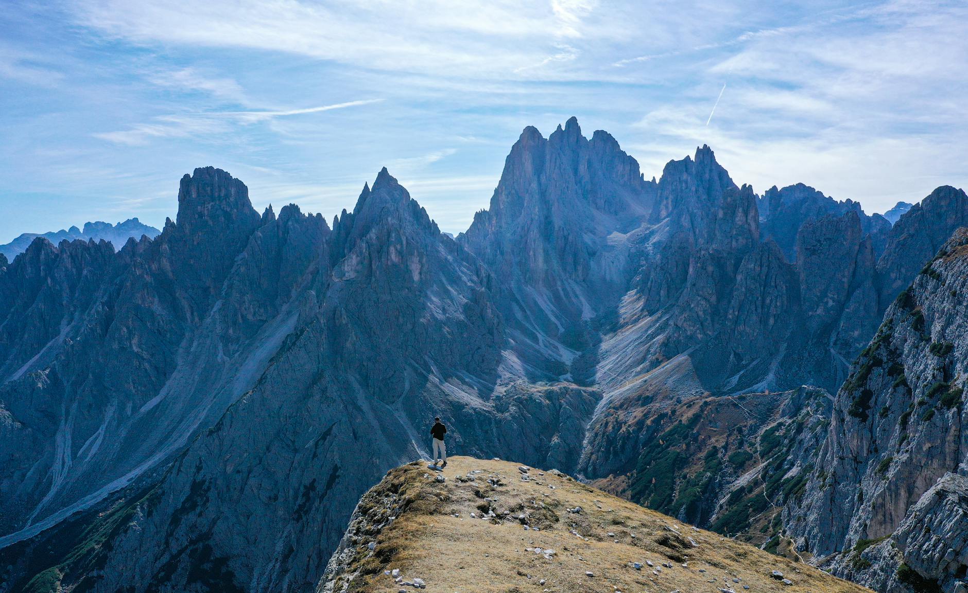 Turysta na grani z panoramą majestatycznych Dolomitów Brenty