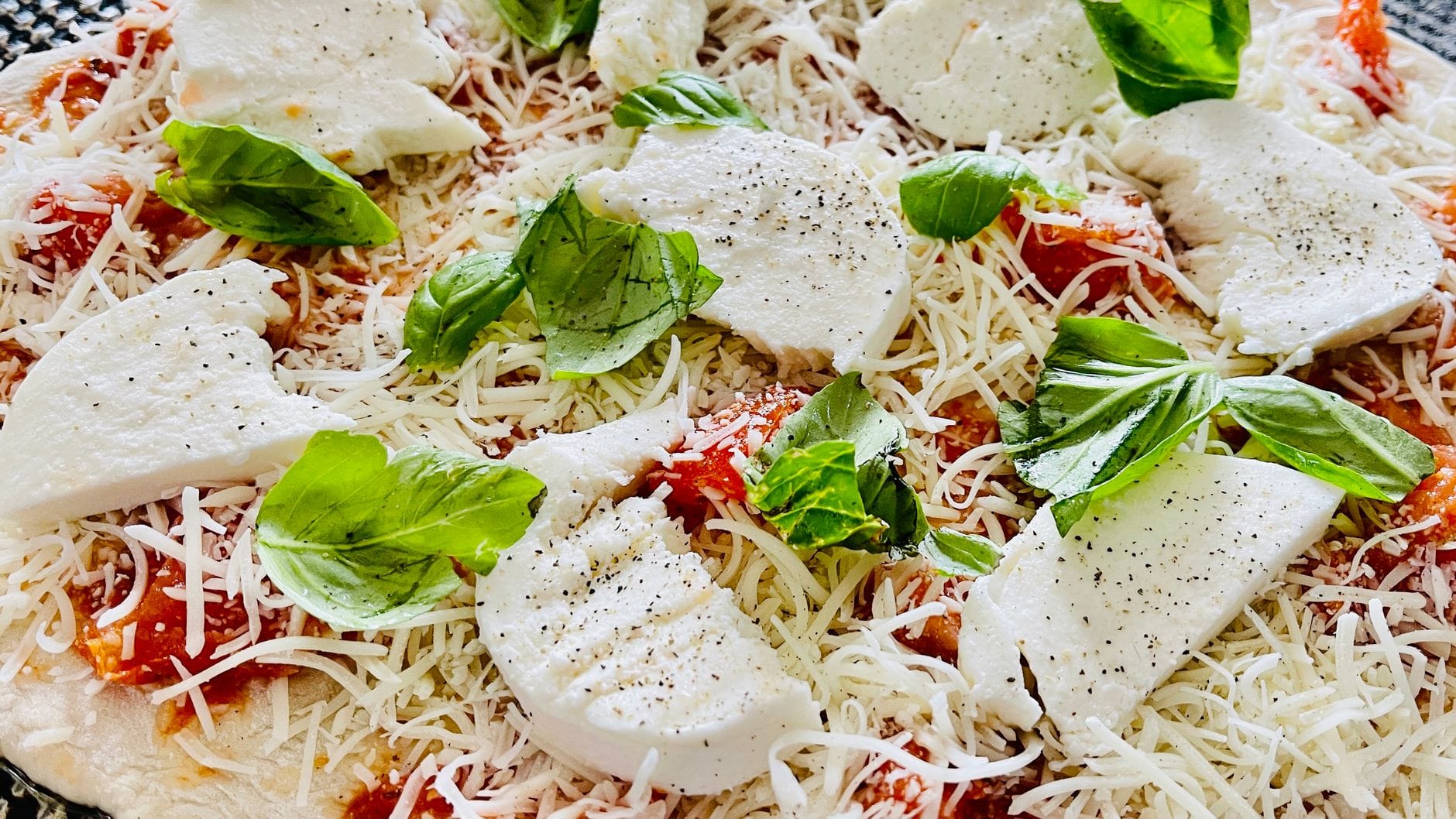 Jak zrobić idealne włoskie ciasto na pizzę w domu: krok po kroku dla początkujących Domowa pizza Margherita z mozzarellą, sosem pomidorowym i bazylią